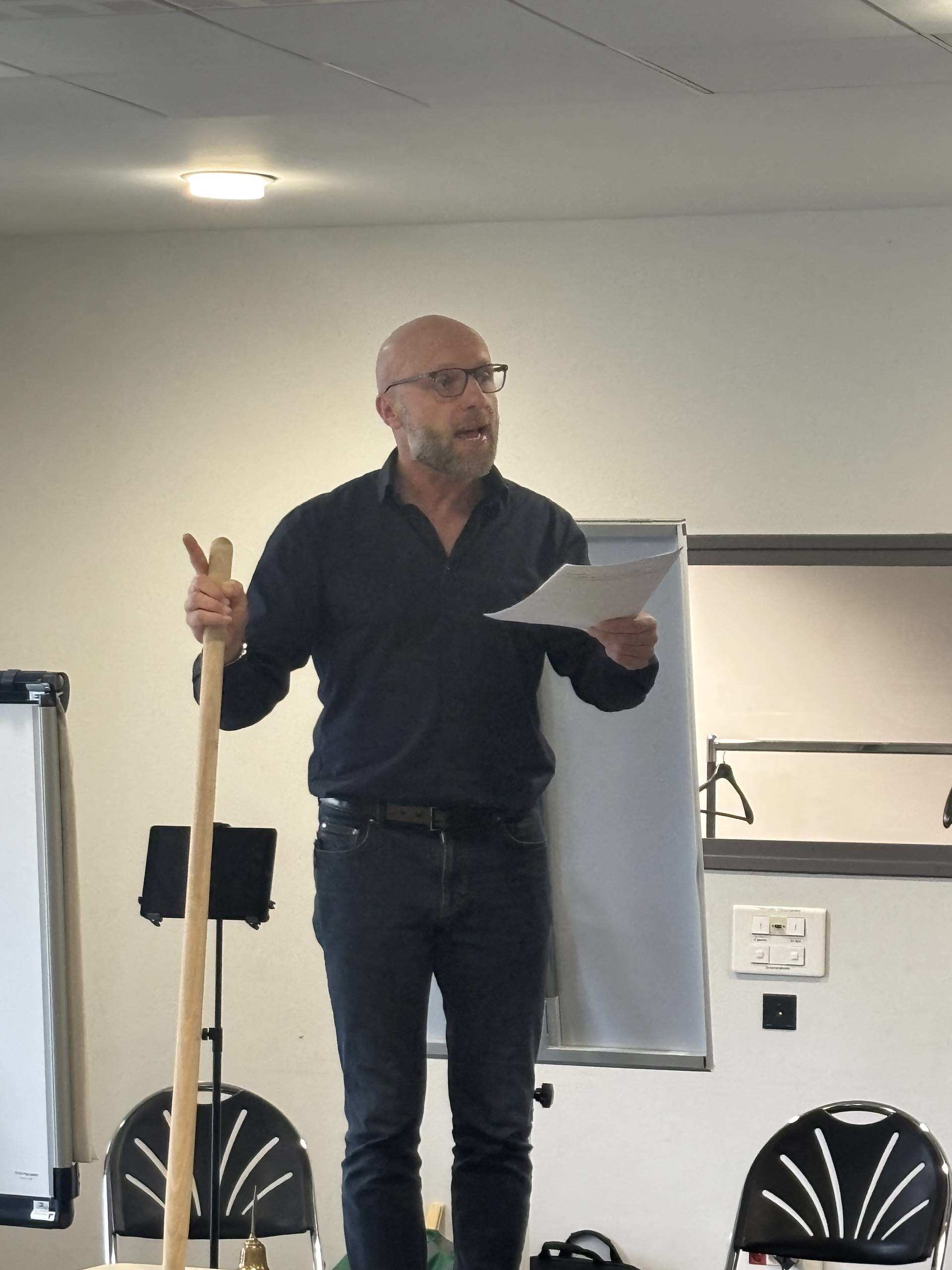 François Manuelian animant une séance de théâtre-forum